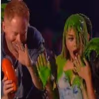 VIDEO: MODERN FAMILY's Jesse Tyler Ferguson, Sarah Hyland, and More Get Slimed at… Video