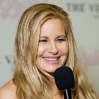 Photo Flash: Jennifer Coolidge Stands Up at LIPSHTICK