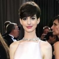 Did Anne Hathaway Offend Valentino at Oscars?