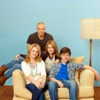 ABC Family's MELISSA AND JOEY & PRETTY LITTLE LIARS Win People's Choice Awards
