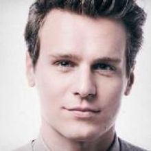 LOOKING's Jonathan Groff Plays the Landmark Tonight