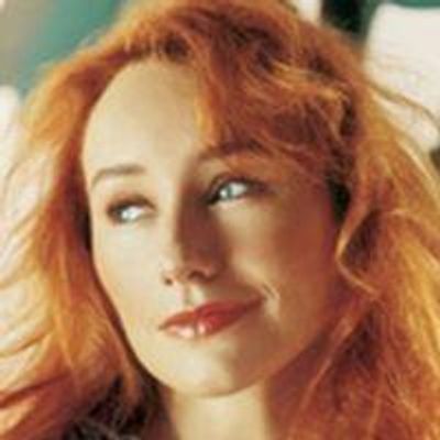 STAGE TUBE: Tori Amos Sings HEDWIG in Concert