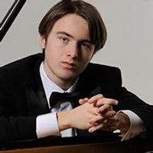 Conductor Miguel Harth-Bedoya Leads the LA Phil in Program of Romantic Favorites