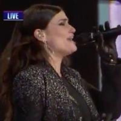 STAGE TUBE: Idina Menzel Sings 'Let it Go' on New Year's Eve - Live in Times Square!