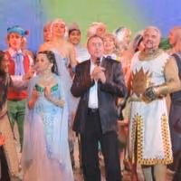 Photo Flash: Eric Idle Surprises the Muny's SPAMALOT Cast on Opening Night!