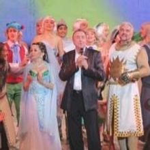 Photo Flash: Eric Idle Surprises the Muny's SPAMALOT Cast on Opening Night!