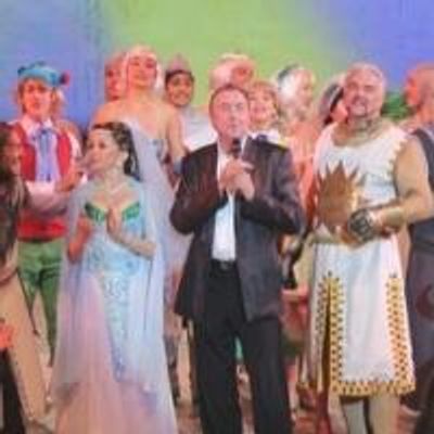 Photo Flash: Eric Idle Surprises the Muny's SPAMALOT Cast on Opening Night!