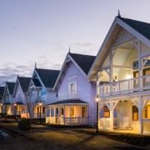 BWW Exclusive: A Theatrical Village - Nine Cottages Named for Major Figures in…