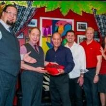 Photo Flash: Penn & Teller Present Golden Rainbow Execs With Key to Their Theater