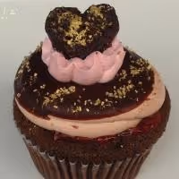 Chicago's FIRST DATE Offers Patrons Free Cupcakes Today