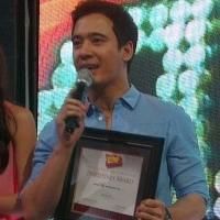 Photo Flash: Erik Santos Accepts BWW Award