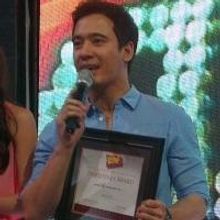 Photo Flash: Erik Santos Accepts BWW Award