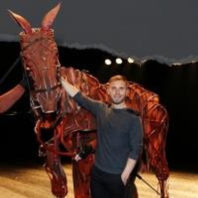 Photo Flash: Gary Barlow Meets WAR HORSE&#039;s Joey