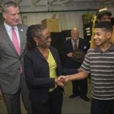 Photo Flash: Mayor Bill de Blasio and First Lady Chirlane McCray Visit A RAISIN IN THE SUN