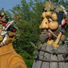 Colossal Sculptures by Artist Philip Haas Rise from the Garden