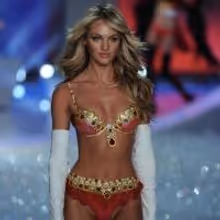 Maroon 5 Performs on CBS's THE VICTORIA'S SECRET SWIM SPECIAL Tonight