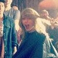 Taylor Swift Hosts a Haircut Party to Cut Fresh New Bob