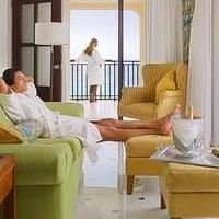 Couples Prefer All-Inclusive Hotel in Cancun for Romantic Honeymoon Escape