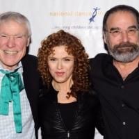 Photo Flash: Bernadette Peters, Terrence Mann & More Honor Mandy Patinkin at…