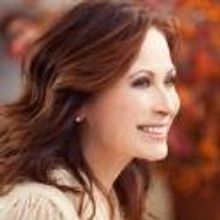 Linda Eder Joins VOICES UNITED at the Beacon Theatre, 11/12