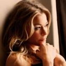 LeAnn Rimes Brings Special Holiday Conert  to Thousand Oaks, 12/15