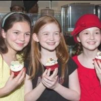 Photo Coverage: ANNIE Cast Tastes Magnolia Bakery&#039;s Themed Cupcake
