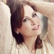 Linda Eder Joins VOICES UNITED at the Beacon Theatre, 11/12