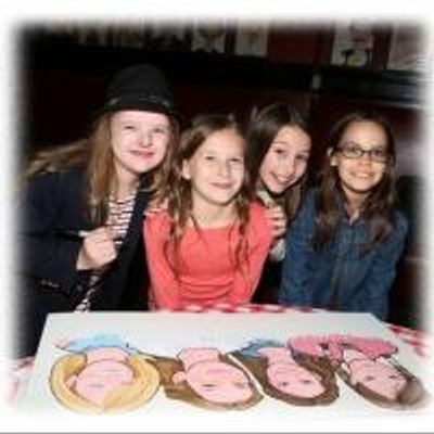 FREEZE FRAME: MATILDA's Leading Ladies Get Surprise Portrait at Sardi's