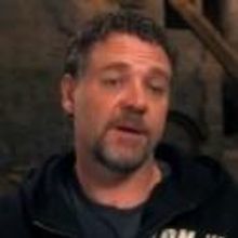 STAGE TUBE: Russell Crowe Talks Singing Live as 'Javert' on the Set of LES MISERABLES!