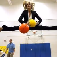 Jane Krakowski, John Benjamin Hickey Guest on MODERN FAMILY Tonight
