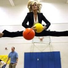Jane Krakowski, John Benjamin Hickey Guest on MODERN FAMILY Tonight