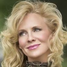 BWW Reviews: Classy Singer Sandy Bainum Brings Warmth and Sophistication to the Feder