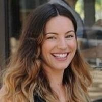 Kelly Brook is the New Face of SKECHERS