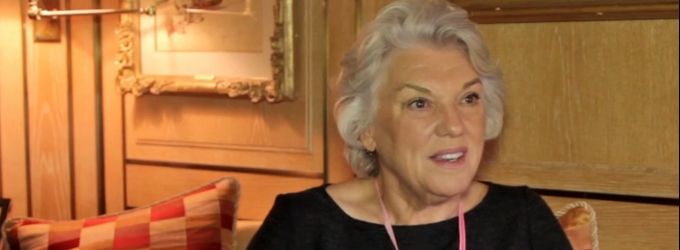 TV: Chatting with Tyne Daly & the Company of MOTHERS AND SONS on Broadway! Video