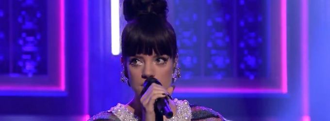 VIDEO: Lily Allen Performs 'Hard Out Here' on JIMMY FALLON Video