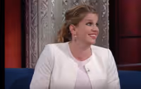 VIDEO: Anna Chlumsky Reveals Her Phone Hand Gets Cramped When Filming VEEP Video