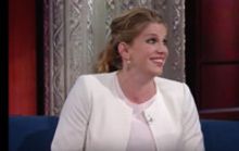 VIDEO: Anna Chlumsky Reveals Her Phone Hand Gets Cramped When Filming VEEP