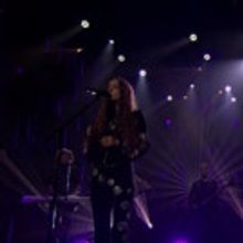 VIDEO: Birdy Performs 'Keeping Your Head Up' on LATE LATE SHOW
