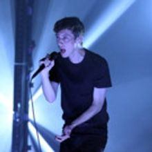 VIDEO: Troye Sivan Performs 'Wild' on NBC's TONIGHT SHOW
