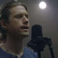 STAGE TUBE: Aaron Tveit Channels Glinda for Newest Installment of WICKED's #OutofOz… Video