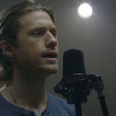 STAGE TUBE: Aaron Tveit Channels Glinda for Newest Installment of WICKED's #OutofOz Series!