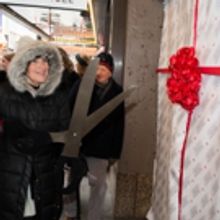 Photo Flash: Ticket Buyers Unwrap the PRESENT LAUGHTER Box Office
