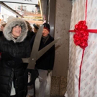 Photo Flash: Ticket Buyers Unwrap the PRESENT LAUGHTER Box Office