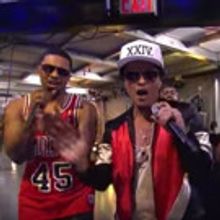 VIDEO: Bruno Mars Performs New Single '24K Magic' on SNL
