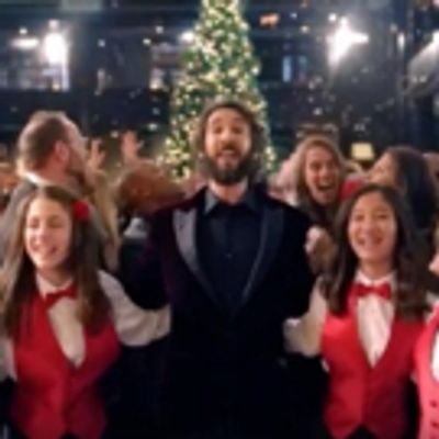 STAGE TUBE: GREAT COMET's Josh Groban Surprises Hotel Guests with Carols in NYC