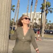 VIDEO: BWW Exclusive - Roslyn Kind Celebrates Valentine's Day with New Single & Video