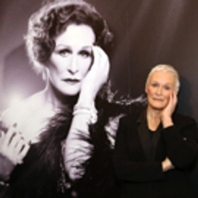 FREEZE FRAME: Glenn Close &amp; SUNSET BOULEVARD Company Meet the Press!