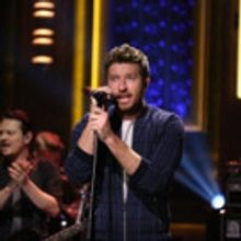 VIDEO: Brett Eldredge Performs 'Drunk on Your Love' on TONIGHT SHOW