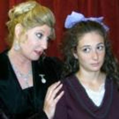 FIRST LOOK: Kentwood Players Presents RAVENSCROFT, a Stylish, Witty Mystery-Thriller