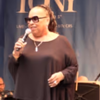 TV: CHICAGO's Roz Ryan Is Good to the Crowd at Stars in the Alley! Video